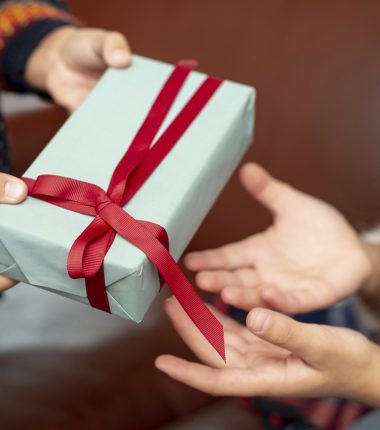 Secret Santa d’entreprise : 5 idées cadeaux qui font (vraiment) plaisir