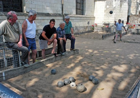 Jeu traditionnel de boule de sable à Saint-Florent-le-Vieil