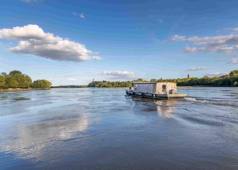 CROISIÈRE SUR LA LOIRE BATEAU HABITABLE ANGUILLE SOUS ROCHE