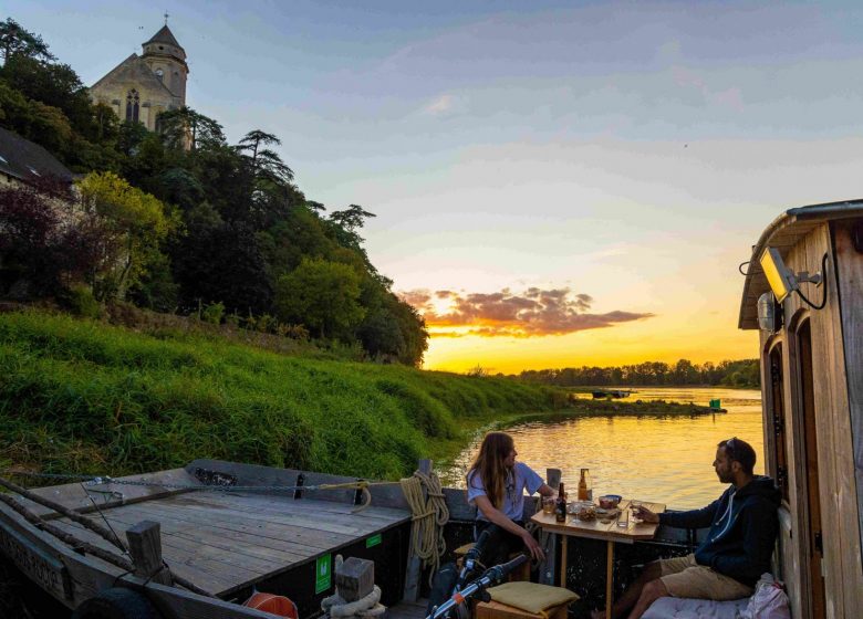 CROISIÈRE SUR LA LOIRE BATEAU HABITABLE ANGUILLE SOUS ROCHE