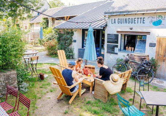 Guinguette Au Bout de l&rsquo;île – Restaurant et hebergement touristique (yourtes, toue cabanée et chambres d&rsquo;hôtes)