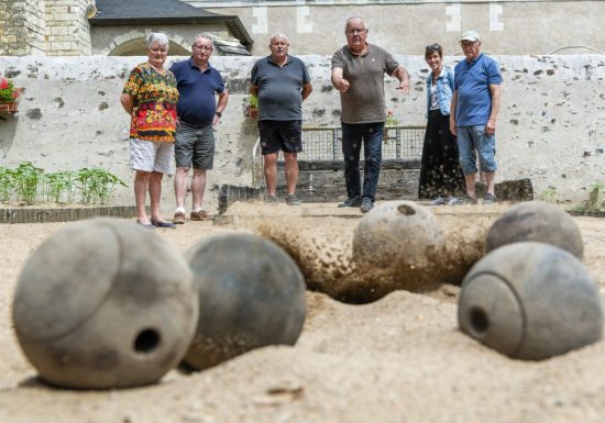 Jeu traditionnel de boule de sable à Saint-Florent-le-Vieil