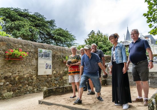 Jeu traditionnel de boule de sable à Saint-Florent-le-Vieil