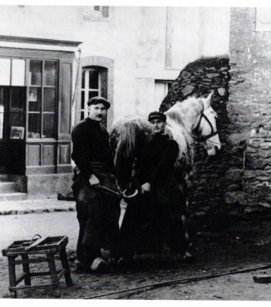 Métiers d’antan au Fuilet : le maréchal ferrant – le hongreur – le bourrelier