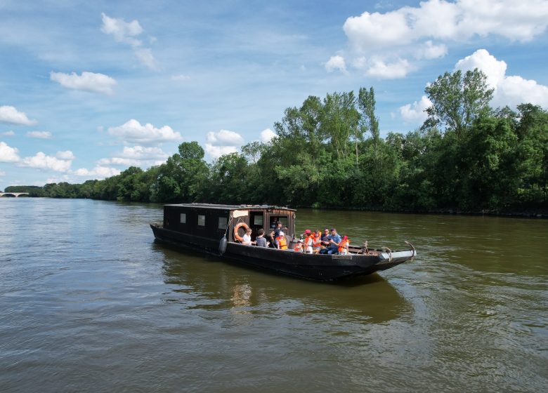Balade en toue cabanée sur la Loire au départ de Chalonnes avec L’Ecole Buissonnière