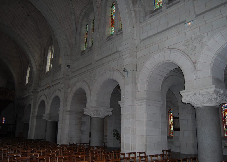 EGLISE SAINT PIERRE DE CHEMILLÉ