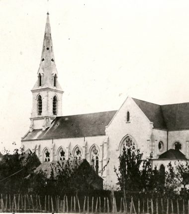 La place de l’église de St Laurent-de-la-Plaine