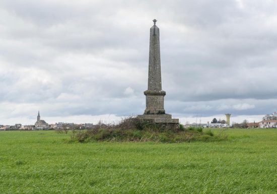 Monument de la bataille du Grand Choc de Chaudron et moulin de la Vigne-du-Pé