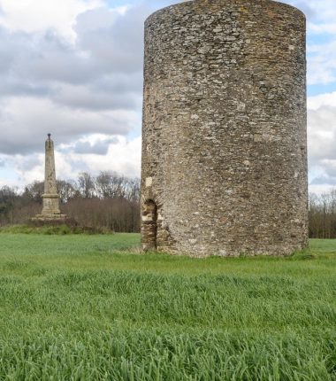 Monument de la bataille du Grand Choc de Chaudron et moulin de la Vigne-du-Pé