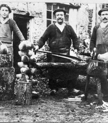 Métiers d’antan au Fuilet : le sabotier – le cordonnier