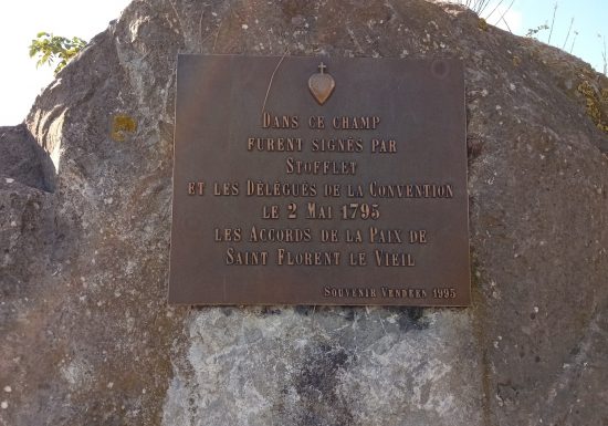 Plaque commémorative aux abords du Château de l’Ouvrinière
