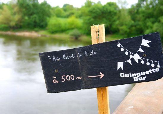 Guinguette Au Bout de l&rsquo;île – Restaurant et hebergement touristique (yourtes, toue cabanée et chambres d&rsquo;hôtes)