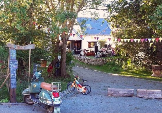 Guinguette Au Bout de l&rsquo;île – Restaurant et hebergement touristique (yourtes, toue cabanée et chambres d&rsquo;hôtes)
