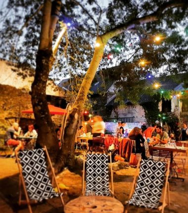 Guinguette Au Bout de l’île – Restaurant et hebergement touristique (yourtes, toue cabanée et chambres d’hôtes)