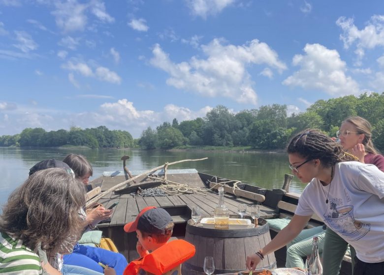 Balade en toue cabanée sur la Loire au départ de Chalonnes avec L’Ecole Buissonnière