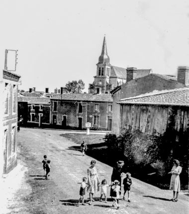 Une borne au milieu du carrefour