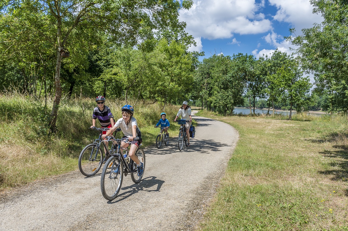 Balade en famille sur La Loire à Vélo ©D.Drouet