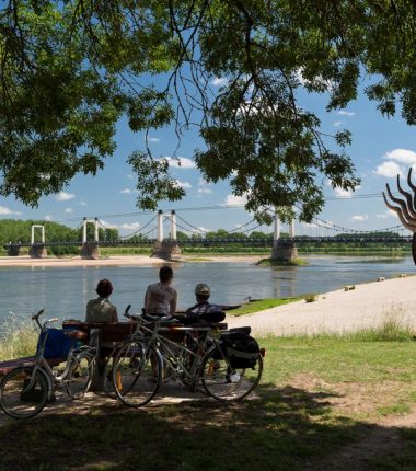 Balade intra-muros à Montjean-sur-Loire : son patrimoine industriel et fluvial et ses sculptures monumentales