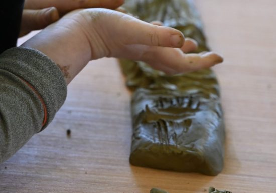 POTERIE | Atelier sensoriel 2-5 ans « Le chemin d’argile »