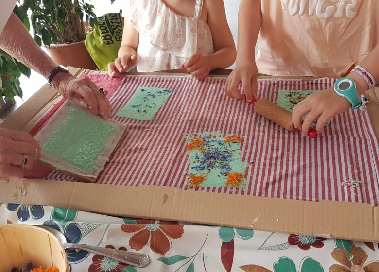 ATELIER FABRICATION DE PAPIER AU JARDIN CAMIFOLIA