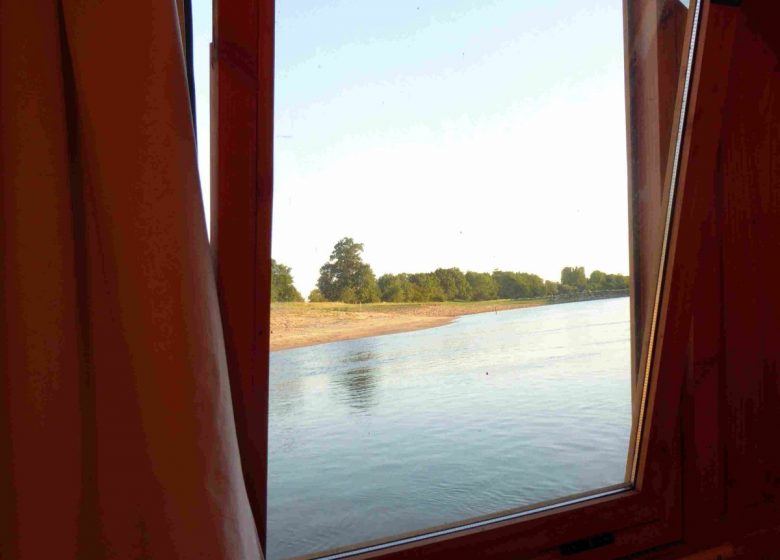 CROISIÈRE SUR LA LOIRE BATEAU HABITABLE ANGUILLE SOUS ROCHE