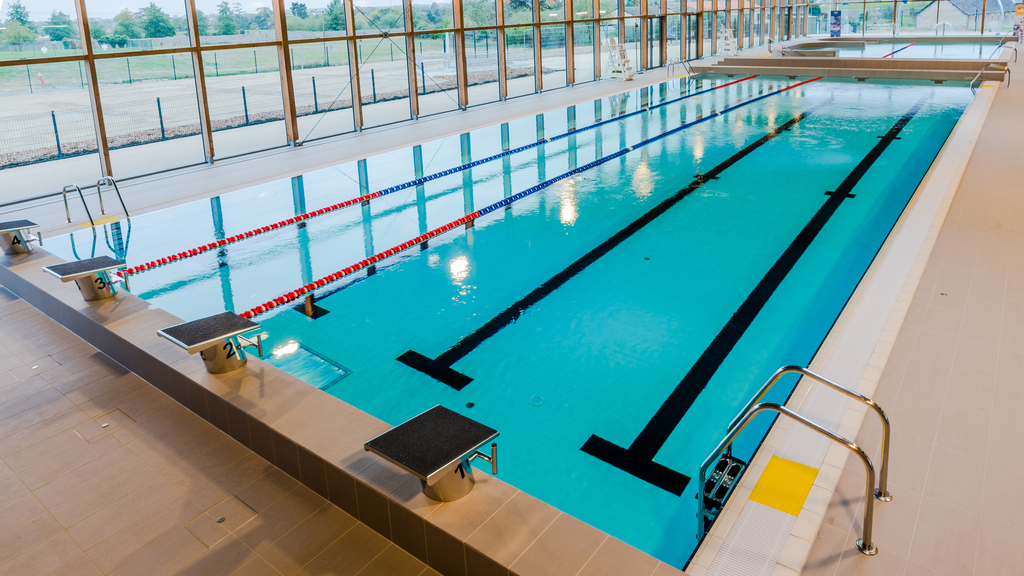 Piscine à Sels Minéraux avec Hydromassage à Cogne - Bellevue