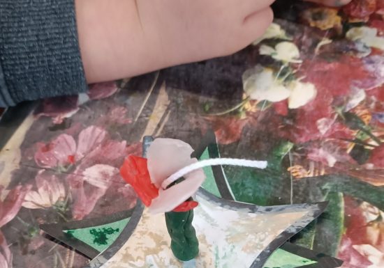 Petit apprenti cirier au Musée des métiers