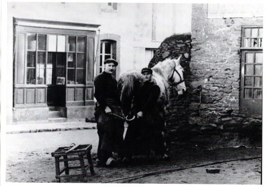 Métiers d’antan au Fuilet : le maréchal ferrant – le hongreur – le bourrelier