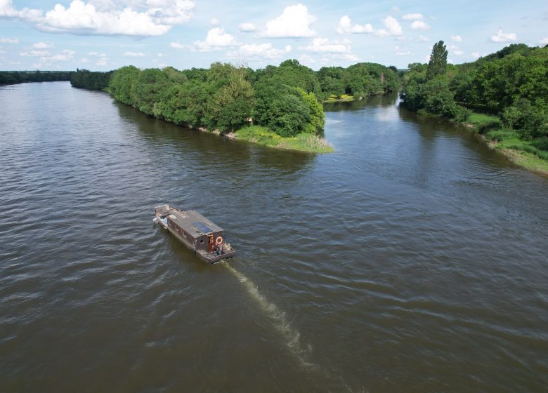 Balade en toue cabanée sur la Loire au départ de Chalonnes avec L’Ecole Buissonnière