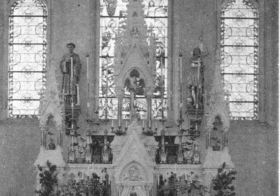 La place de l’église de St Laurent-de-la-Plaine