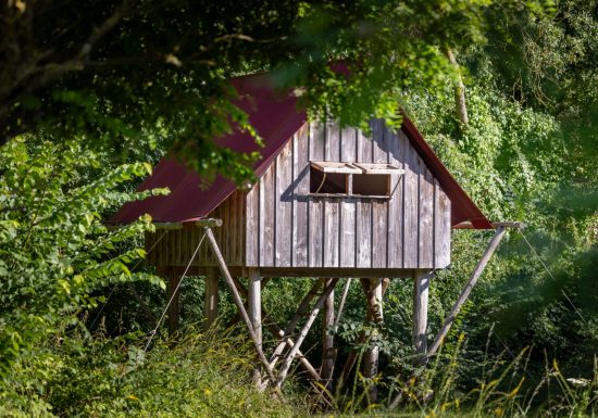 Cabanes sur pilotis au Camping des Babins
