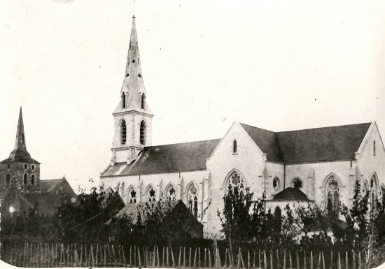 La place de l’église de St Laurent-de-la-Plaine