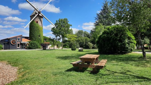 Aire de pique-nique aux abords du Moulin de l'Epinay