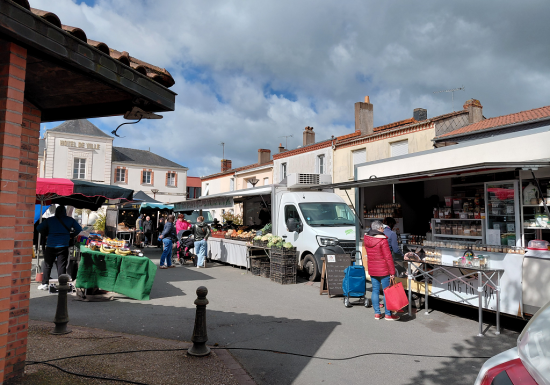 Marché hebdomadaire à Saint Laurent-des-Autels