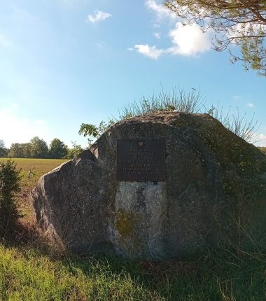 Plaque commémorative aux abords du Château de l’Ouvrinière