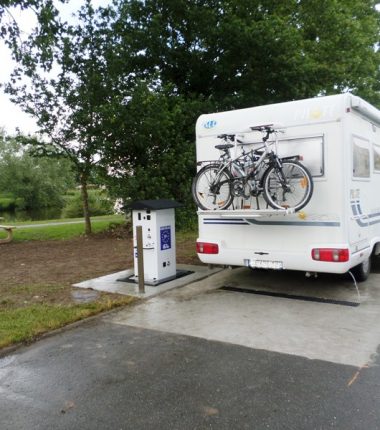 Aire de camping-car au Mesnil-en-Vallée