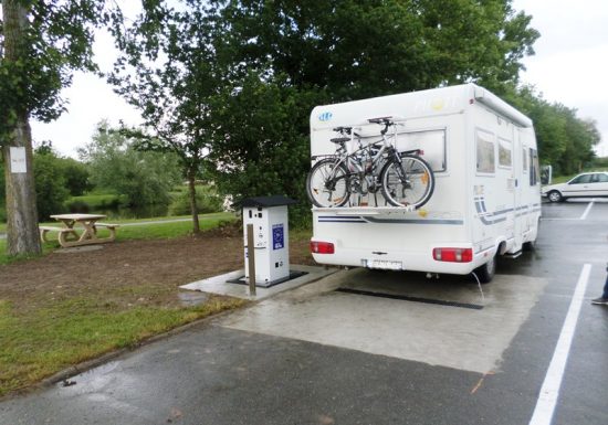 Aire de camping-car au Mesnil-en-Vallée