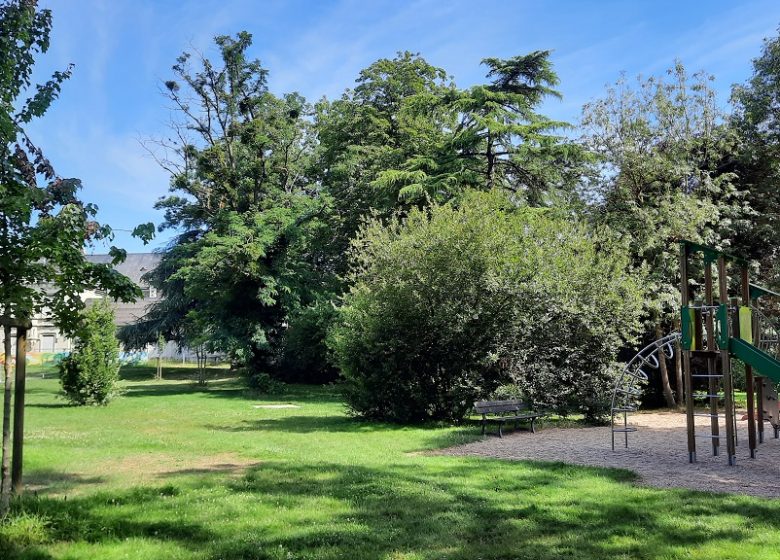Aire de pique-nique du parc du Château des Cloîtres