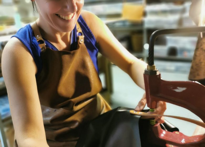 ATELIER CUIR MAROLINE : FABRICATION D’UN SAC ARTISANAL