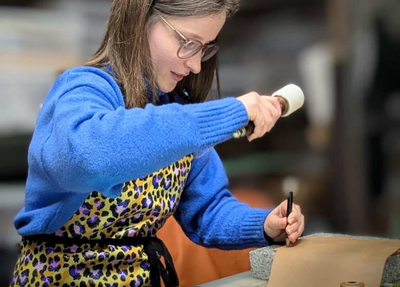 Atelier Maroline : fabrication de porte-carte, trousse ou pochette en cuir – OPTION Duo adulte – enfant