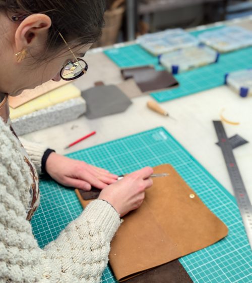 Atelier Maroline : fabrication d&rsquo;une ceinture artisanale en cuir ou d&rsquo;un sac banane en cuir