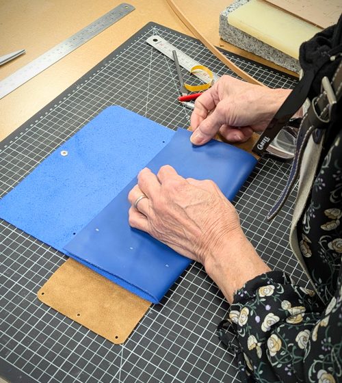 Atelier Maroline : fabrication d&rsquo;une ceinture artisanale en cuir ou d&rsquo;un sac banane en cuir