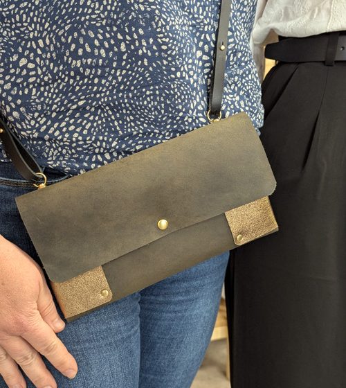 Atelier Maroline : fabrication d&rsquo;une ceinture artisanale en cuir ou d&rsquo;un sac banane en cuir