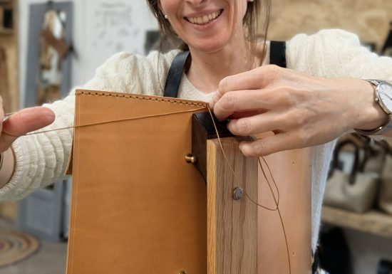 Atelier Maroline : fabrication d&rsquo;un sac ou d&rsquo;une besace en cuir artisanal