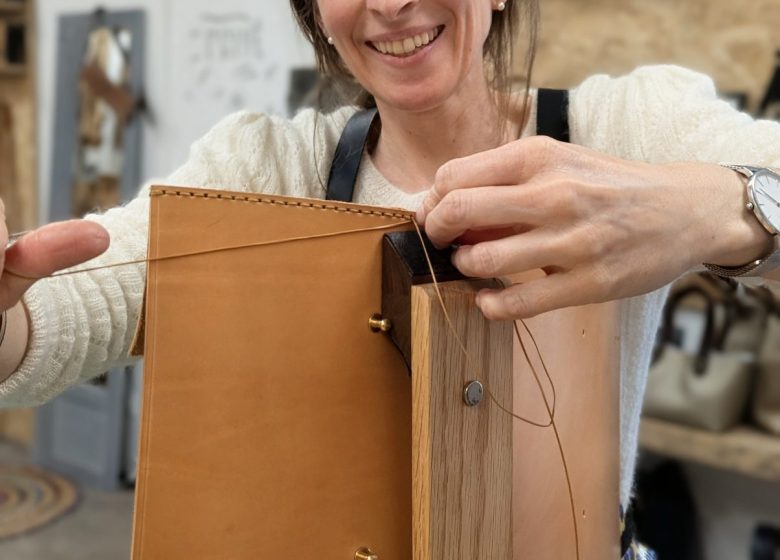 Atelier Maroline : fabrication d&rsquo;un sac ou d&rsquo;une besace en cuir artisanal