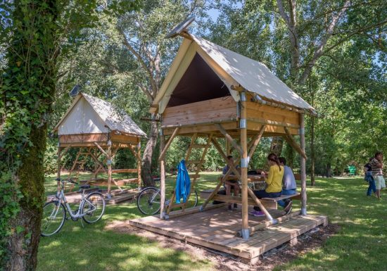 Cabanes sur pilotis du camping de la Guyonnière