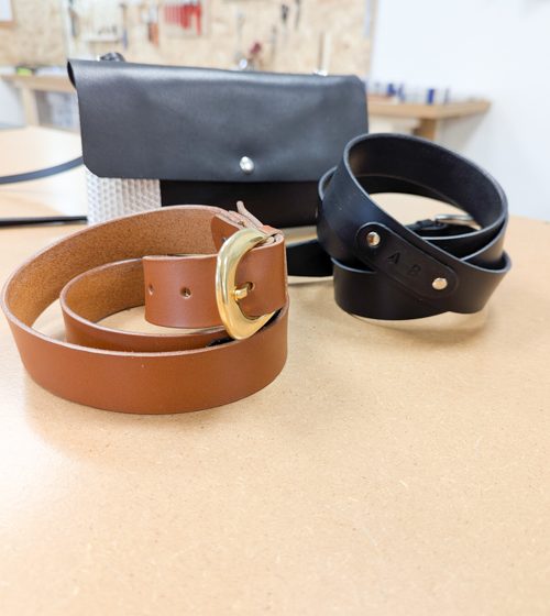 Atelier Maroline : fabrication d&rsquo;une ceinture artisanale en cuir ou d&rsquo;un sac banane en cuir