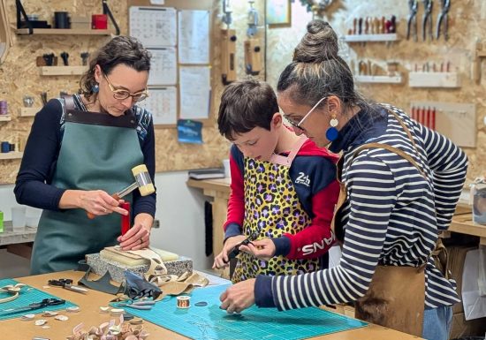 Atelier cuir : couronne de fleurs, solo ou duo adulte-enfant