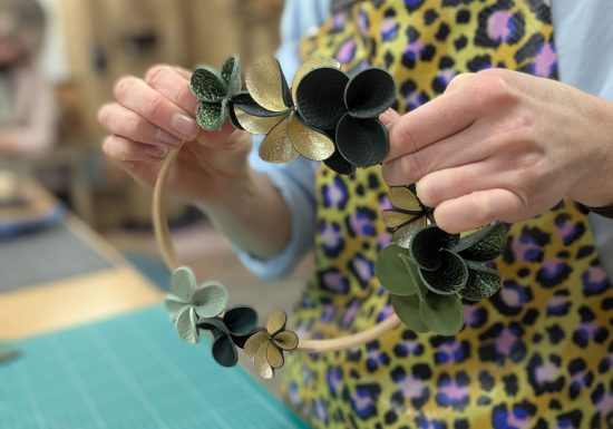 Atelier cuir : couronne de fleurs, solo ou duo adulte-enfant