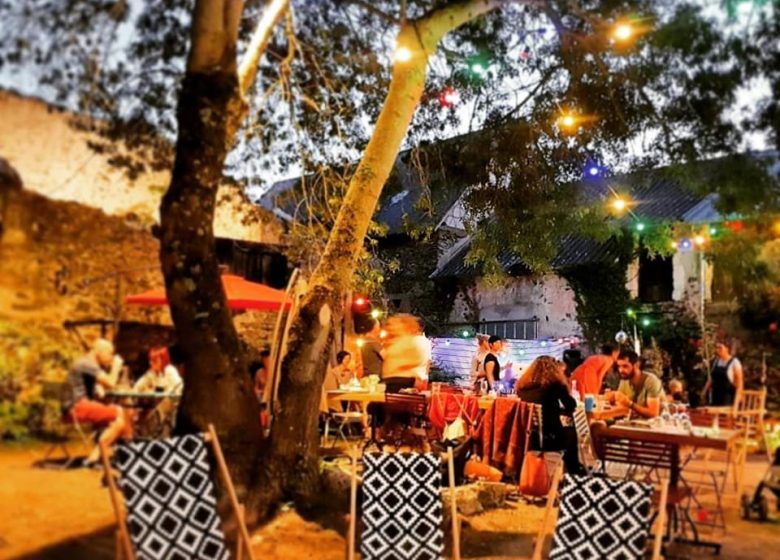 Guinguette Au Bout de l’île – Restaurant et hebergement touristique (yourtes, toue cabanée et chambres d’hôtes)